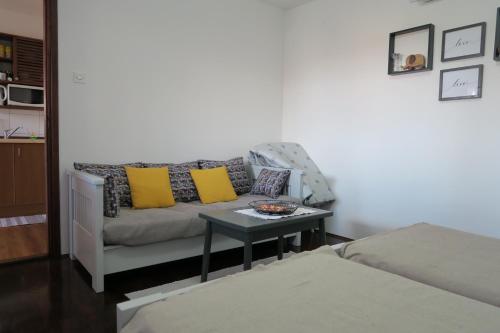 Ένα ή περισσότερα κρεβάτια σε δωμάτιο στο Apartments and Rooms Štefanac