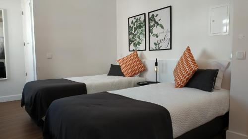 duas camas num quarto com duas em Bartholomeu GuestHouse 2 em São Bartolomeu de Messines