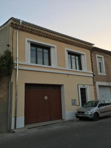 una casa con un coche aparcado delante en La Cathare, en Lézignan-Corbières