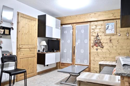 レ・デュー・アルプにある2 Alpes - Appartement Ski aux piedsのリビングルーム(テーブル付)、キッチン