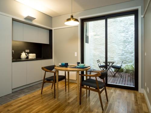 a kitchen and dining room with a table and chairs at Porto Republica Apartments in Porto