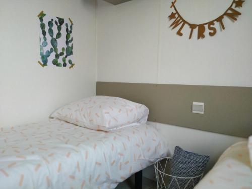 Uma cama ou camas num quarto em Stacaravan 98