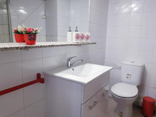 Ένα μπάνιο στο Lev Eilat Apartments 5