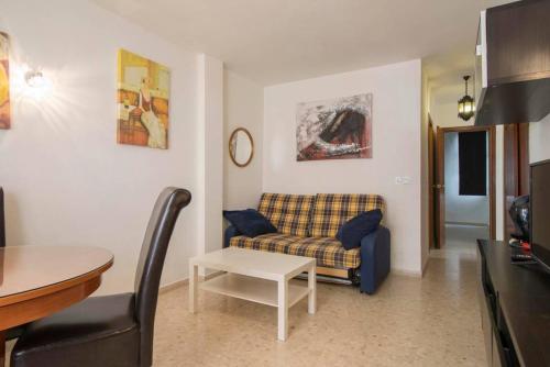 un soggiorno con un divano e un tavolo di Apartamento Calle España a Fuengirola