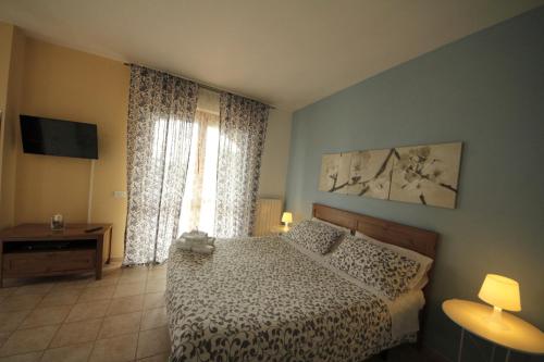 a bedroom with a bed and a window at B&B La Rosa Blu in Bari