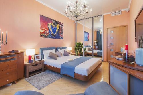 a bedroom with a large bed and a large mirror at GMApartments Tverskaya, 15 in Moscow