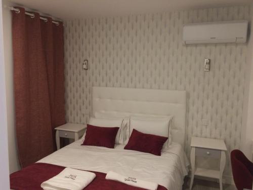 Una cama o camas en una habitación de ÍSIS Guest House