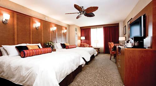 Llit o llits en una habitació de Isle Casino Hotel Waterloo