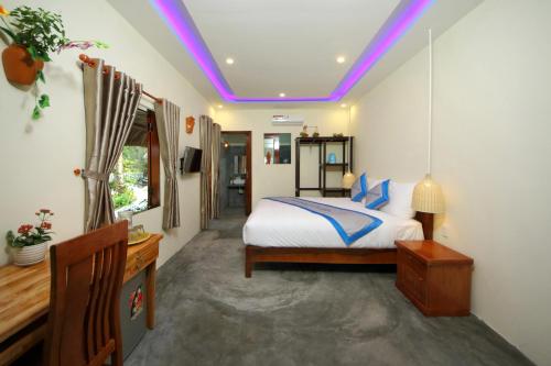 Hoi An Blue Seaside Homestay في Dien Ban: غرفة نوم بسرير وسقف ارجواني