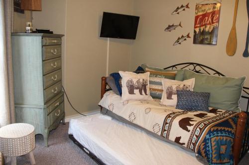 Ένα ή περισσότερα κρεβάτια σε δωμάτιο στο Lake Ozarks Get Away Topsider
