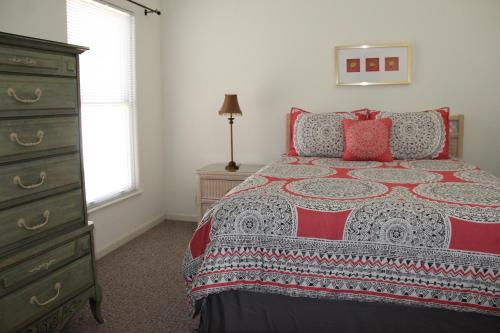 Ένα ή περισσότερα κρεβάτια σε δωμάτιο στο Lake Ozarks Get Away Topsider