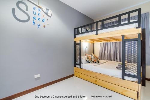 מיטה או מיטות קומותיים בחדר ב-Cza Cha-am