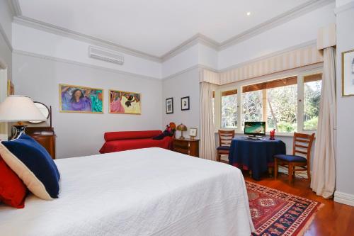 Ένα ή περισσότερα κρεβάτια σε δωμάτιο στο Ford House Bed & Breakfast