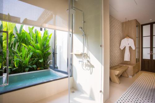 Ein Badezimmer in der Unterkunft The Private Pool Villas at Civilai Hill Khao Yai