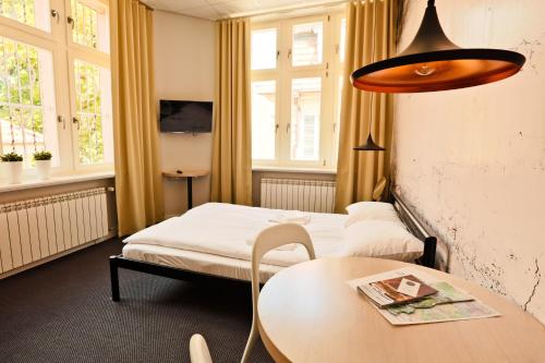 En eller flere senge i et værelse på Sleep in Hostel & Apartments Stare Miasto