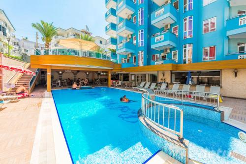 een zwembad in een hotel met mensen in het water bij Lavinia Apart & Hotel in Alanya