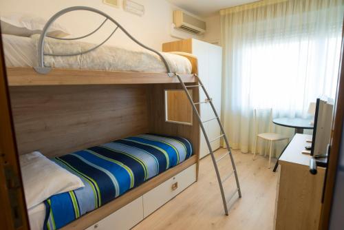 מיטה או מיטות קומותיים בחדר ב-B&B il Bacio