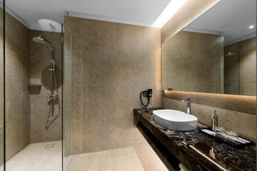 Un baño de SAVV HOTEL