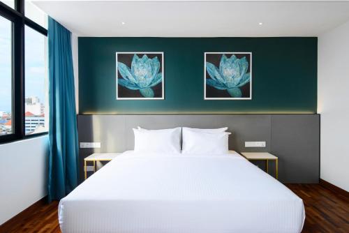 Una cama o camas en una habitación de SAVV HOTEL
