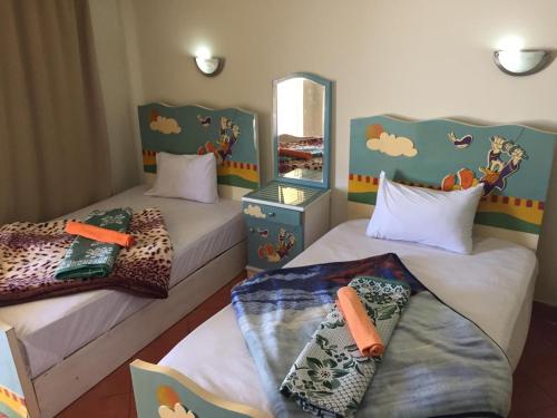 2 Betten in einem Kinderzimmer mit Tieren drauf in der Unterkunft Chalets in Porto Sokhna - Pyramids - Families Only in Ain Suchna