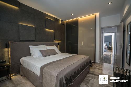 1 dormitorio con 1 cama grande en una habitación en Nikis Dream Luxury Apartments, en La Canea