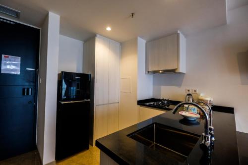 Кухня или мини-кухня в Elegant 1BR Branz BSD Apartment near AEON Mall By Travelio
