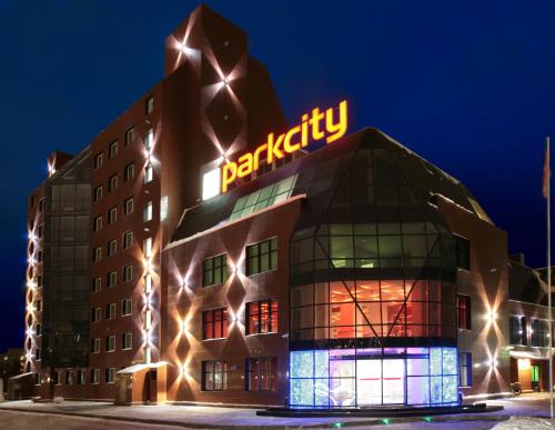un edificio con un letrero de neón encima en ParkCity Hotel, en Chelyabinsk