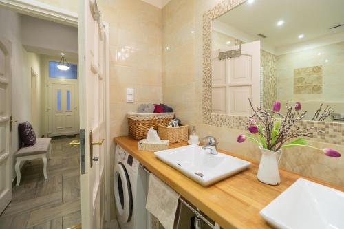 Phòng tắm tại Jewel In Buda Apartment