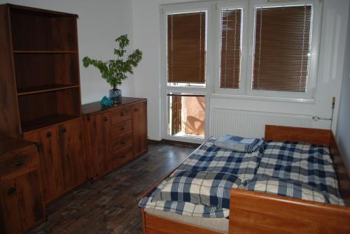- une chambre avec un lit, une commode et une fenêtre dans l'établissement Apartament Morski, à Hel
