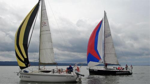 Windsurfing ved båden eller i nærheden