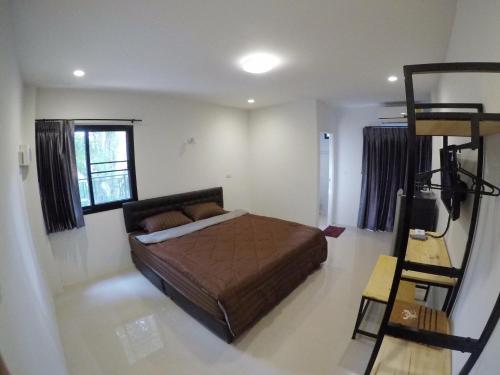 Un dormitorio con una cama y una escalera. en Rimnamresidence en Ban Muak Lek