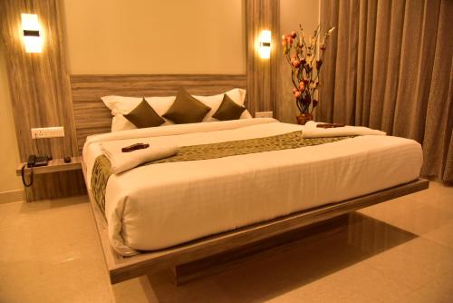 a bedroom with a large bed in a room at Le Oak Inn in Mysore