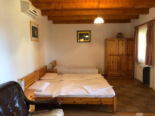 1 dormitorio con 2 camas en una habitación en Tisza-Kert Vendégház -Tisza-Kert Vendégház II, en Tiszafüred