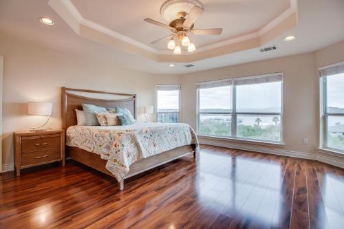 1 dormitorio con 1 cama y ventilador de techo en High View Retreat, en Lago Vista