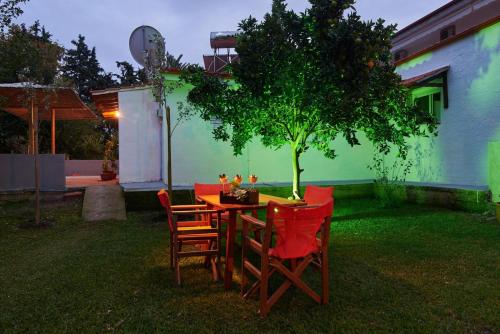 Сад в Sunset Studios - Suites with Seaview & Back Side Apartements