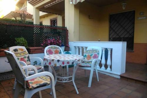 a table and chairs sitting on a patio at Adosado con Patio Punta Umbria in Punta Umbría