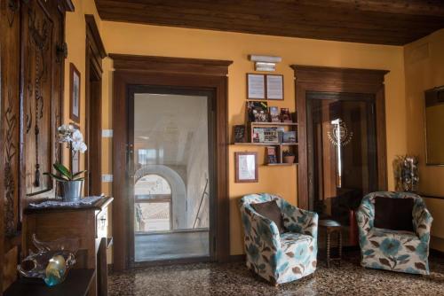 Гостиная зона в Locanda Ai Santi Apostoli Sul Canal Grande - Ferretti Hotels Collection