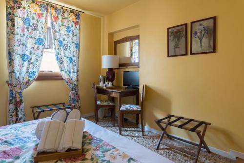 Телевизор и/или развлекательный центр в Locanda Ai Santi Apostoli Sul Canal Grande - Ferretti Hotels Collection