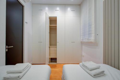 Luxury Rooms Madrid Center tesisinde bir odada yatak veya yataklar