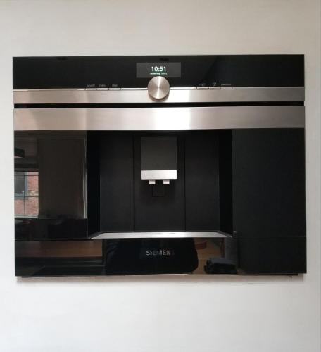 a microwave oven sitting on top of a wall at Pearl of the Hague - R.Q.C. in The Hague