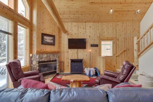 ein Wohnzimmer mit Couch und Kamin in der Unterkunft Eagle Crest Elegance in Redmond