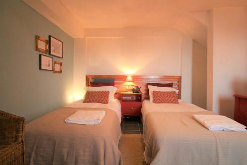 a room with two beds and a desk in it at Pike Cliffs I in Prainha de Cima