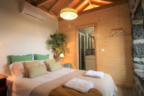 a bedroom with a large bed in a room at Pike Cliffs I in Prainha de Cima