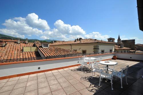 um pátio com 2 cadeiras e uma mesa no telhado em albergo Fiorentino em Sansepolcro