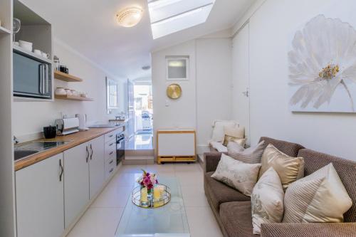 Dapur atau dapur kecil di White Waves Beach House