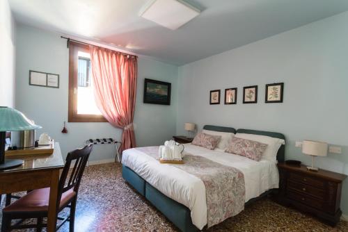 Кровать или кровати в номере Locanda Ai Santi Apostoli Sul Canal Grande - Ferretti Hotels Collection