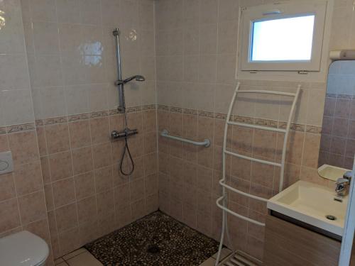 een badkamer met een douche, een toilet en een wastafel bij Le gîte de Magaly in Wissant