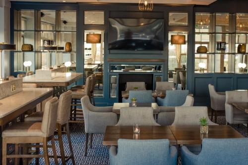 ウォーターフォードにあるウォーターフォード バイキング ホテルのテーブルと椅子、薄型テレビ付きのレストランを提供しています。