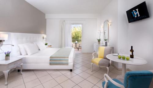 Un pat sau paturi într-o cameră la Dore Boutique Hotel