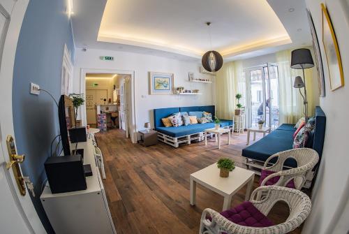 sala de estar con sofá azul y sillas en Hostel Beogradjanka, en Belgrado